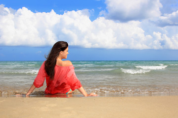 Fototapeta na wymiar Beautiful girl on the beach