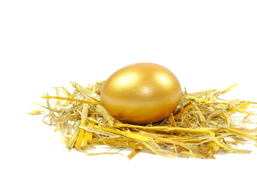 Goldenes Ei im Stroh