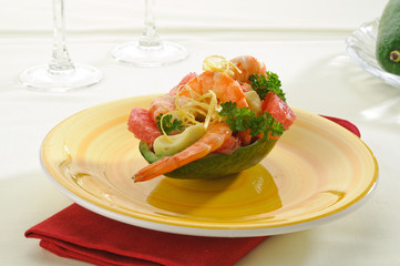 Avocado con gamberi e pompelmo rosa - antipasto