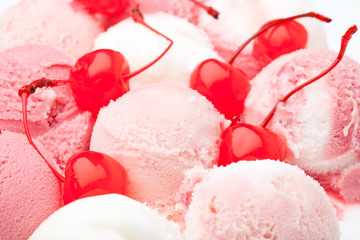 Kirschen zwischen vielen weiß roten Eiskugeln