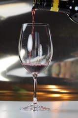 Rotwein einschenken