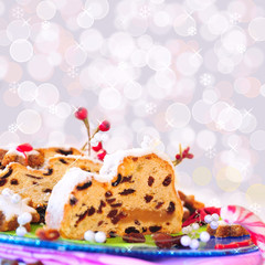 Christstollen auf Lichterhintergrund