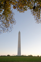 Fototapeta na wymiar Washington Monument w jesienią żółte liście ramki