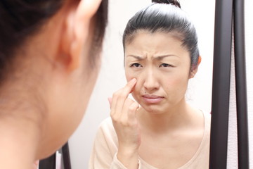 肌トラブルで悩む女性