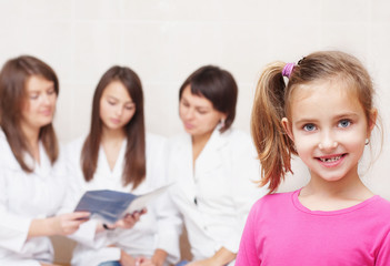 Fototapeta premium smile girl with doctors