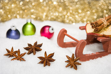 Schlitten im Schnee mit Weihnachtsdekoration II