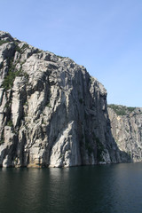 Fototapeta na wymiar Felswand im Fjord