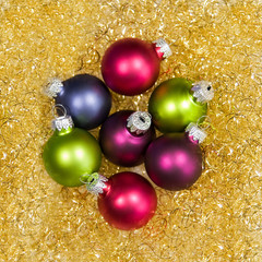 Christbaumkugeln im goldenen Nest