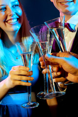 Champagner trinken und anstoßen