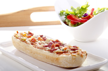 Salami Baguette Zwiebeln und frischem Salat in einer Schüssel