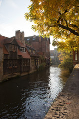 canal &agrave; bruges de jour