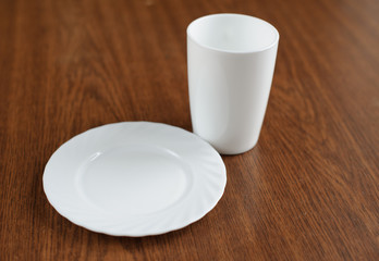 Obraz na płótnie Canvas empty plate and glass on a table