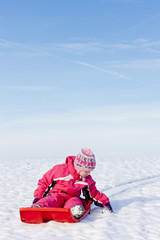 Fototapeta na wymiar Dziewczynka z bob w śniegu