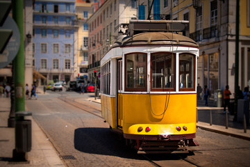 Fototapeta na wymiar Old isbon żółty tramwaj na ulicy