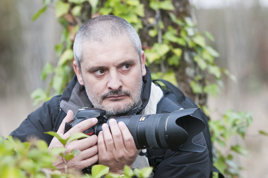 Fotógrafo al acecho en la selva.