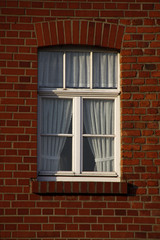 Fenster mit Raffgardine