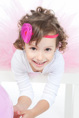 Obraz na płótnie Canvas Little girl with pink balloon in studio