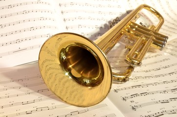 Nahaufnahme einer goldenen Trompete auf einem Notblatt liegend