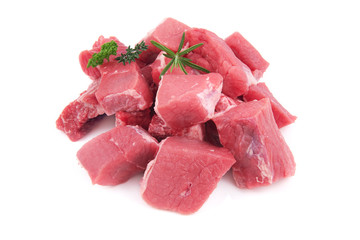 morceaux de boeuf crus pour fondue sur fond blanc