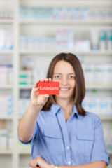 kundin in der apotheke mit kundenkarte