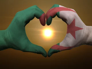 Rolgordijnen Hart en liefdegebaar door handen gekleurd in de vlag van Algerije tijdens b © vepar5