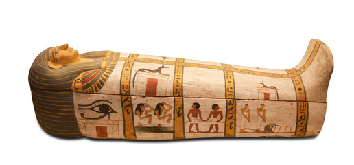 Fototapeta premium Egipski sarkofag na białym tle ze ścieżką przycinającą