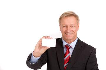 Mann lächelnd mit weißer Karte in der Hand