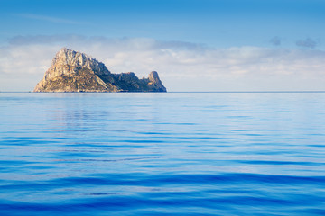 Fototapeta na wymiar Ibiza Es Vedra island w spokojne wody niebieski