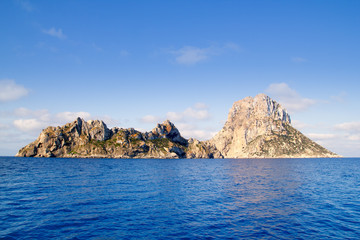 Fototapeta na wymiar Es Vedra wysepka i Vedranell wyspy błękitne morze