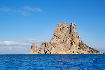 Fototapeta na wymiar Es Vedra wysepka wyspa w błękitne Morze Śródziemne