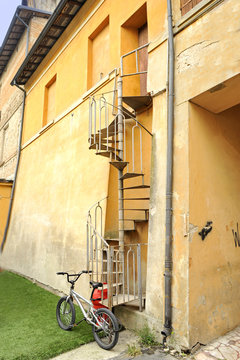 scala a chiocciola e bicicletta