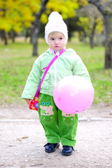Маленькая девочка с розовым шариком