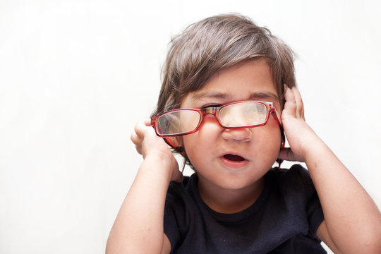 bambino con occhiali