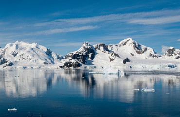 Fototapeta na wymiar Widok na szczyty górskie w Paradise Bay Antarktydzie