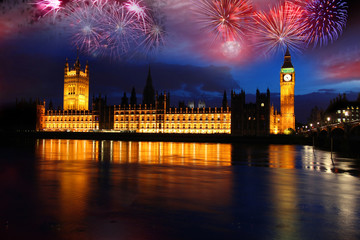 Fototapeta na wymiar Big Ben z fajerwerków w Londyn, UK