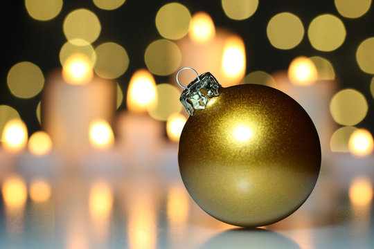 Christbaumkugel mit Lichtreflexen im Hintergrund