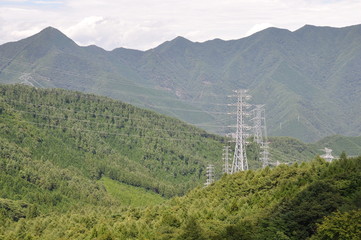 山間の鉄塔