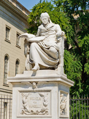 Fototapeta na wymiar Wilhelm von Humboldt Statua