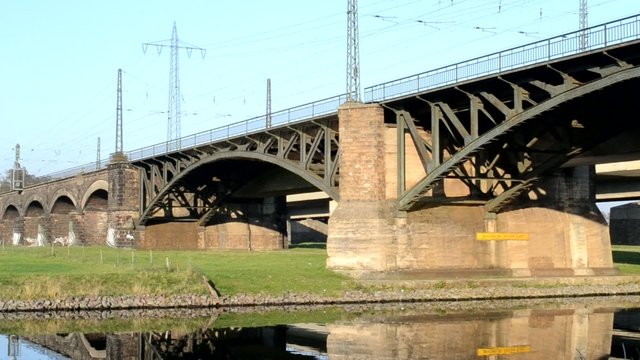 Diesellok &uuml;berquert Flu&szlig;