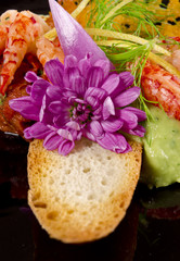 Avocado-Terrine mit  Meeresfrüchten und Tomatenpaste