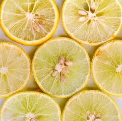 Papier Peint photo Tranches de fruits Morceaux de citron sur fond blanc