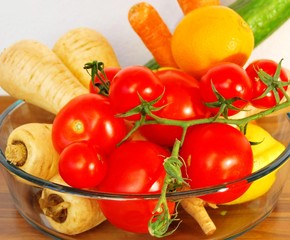 Gemüse und Obst - Tomaten, Pastinaken, Gurke etc.