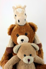 drei Kuscheltiere übereinander pferd, teddys