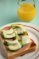 アボカドトーストとオレンジジュース