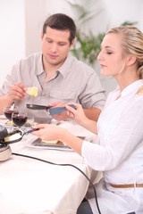 Obraz premium Couple eating raclette