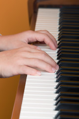 Fototapeta na wymiar Ręce dzieci na fortepian