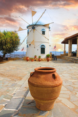Fototapeta na wymiar Tradycyjny Wind Mill w Grecji, Wyspa Zakynthos