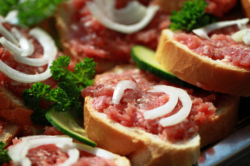 Mettbrötchen mit Zwiebeln