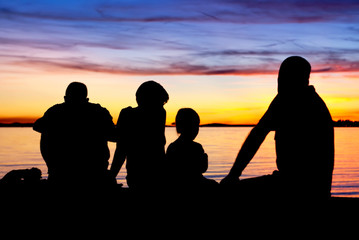 Familie vor Sonnenuntergang