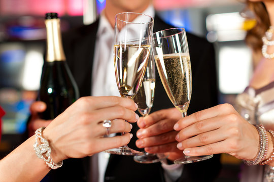 Leute mit Sekt in einer Bar